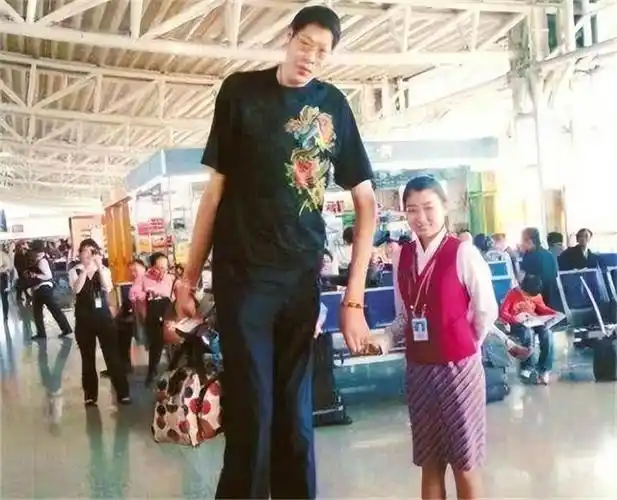 回顾亚洲巨人张俊才身高242米结婚24年没要孩子如今怎样了