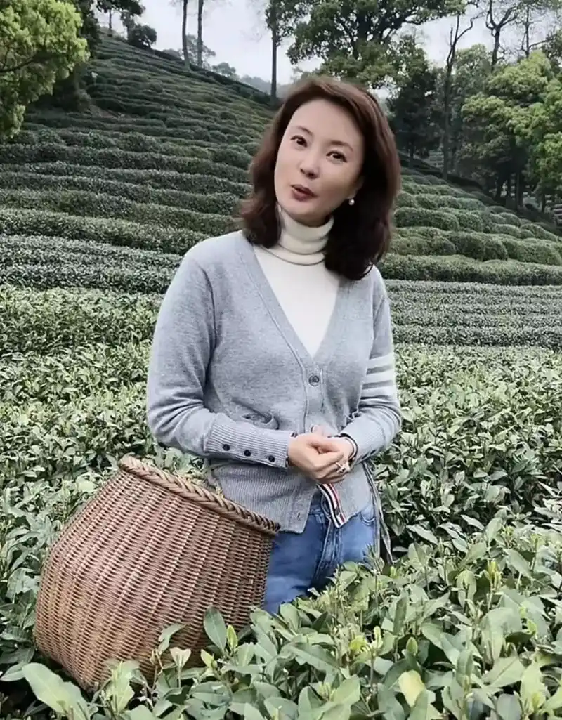 央视美女主持刘芳菲素颜曝光,皮肤白嫩紧致,46岁仍单身感情成谜