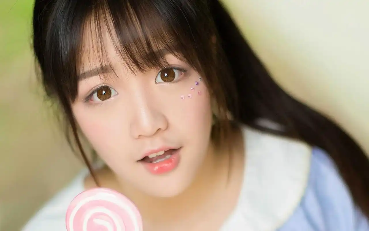 校园清纯美女户外小清新写真图片壁纸