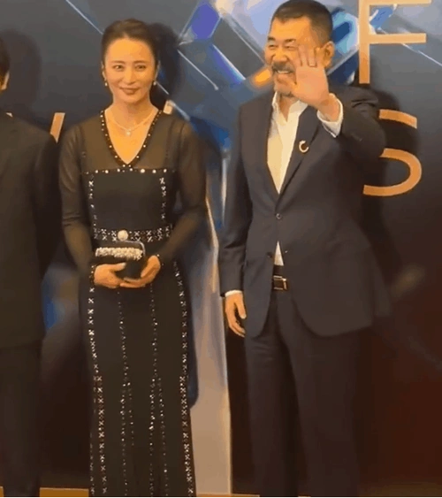 在二胎后的回归中,蒋勤勤与她的伴侣陈建斌共同亮相,他们的出现引发了