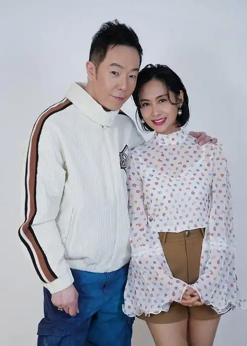 组图:朱茵黄贯中夫妻合体超甜蜜 谈及丈夫满眼幸福羡煞旁人__财经头条