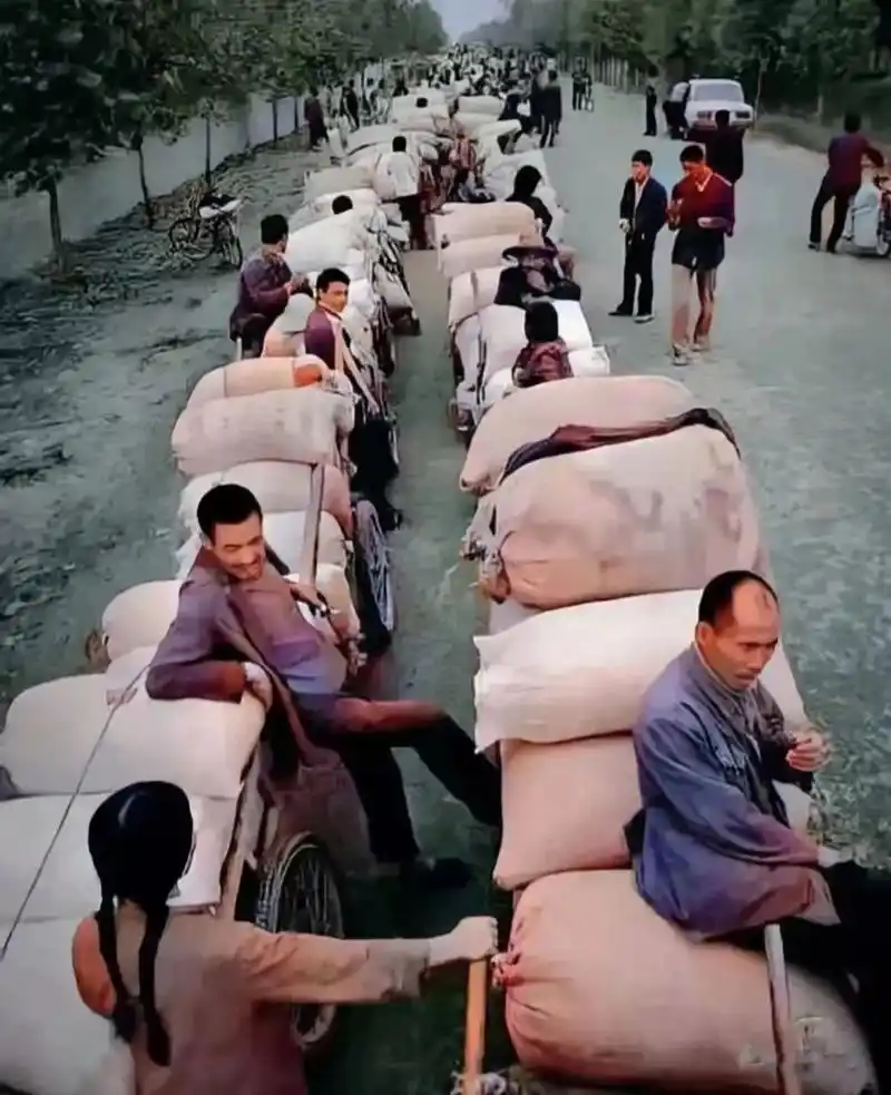 上世纪90年代的老照片,正在排队交公粮的农民.