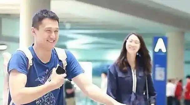 原创女排最美队长惠若琪退役后结婚生子北大博士老公还没她高