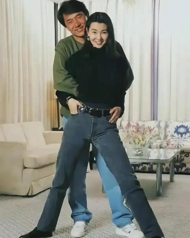 这是80年代成龙与张曼玉的亲密合照,当时的成龙已经是一位巨星