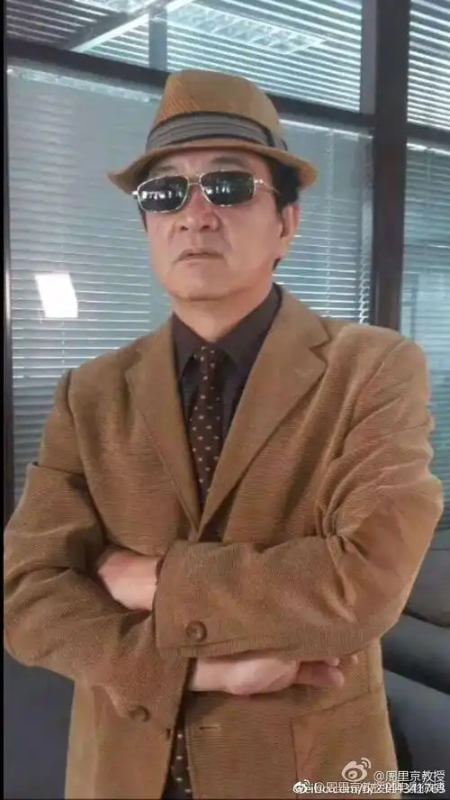 帅气有演技,事业当红时失去爱妻,如今二婚娶圈外老婆低调生活