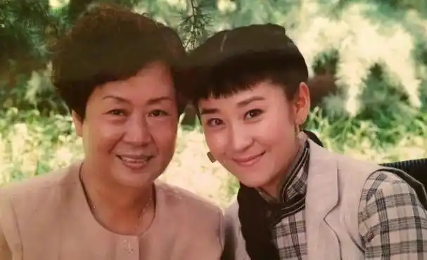 受父母熏陶,苗圃自幼便对表演情有独钟,对这门艺术怀有浓厚的兴趣.