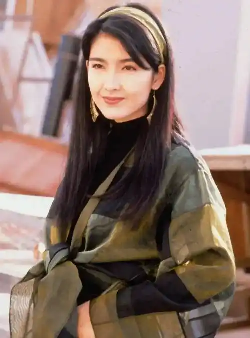 看到57岁的周慧敏,我悟了:穿衣温婉高级,发不烫不染