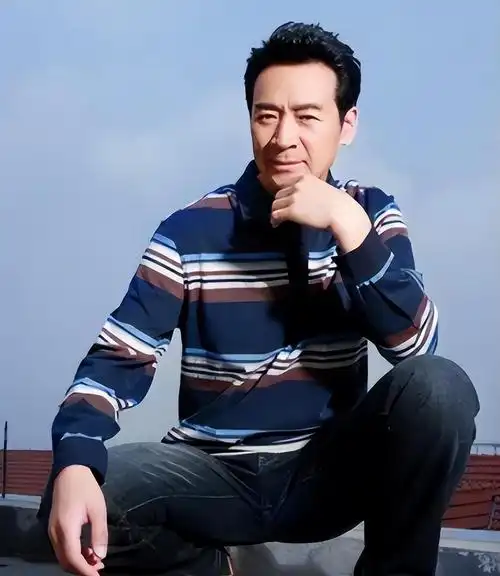 回顾寇振海:三婚娶小21岁娇妻,54岁喜当爹,如今68岁仍不敢老去