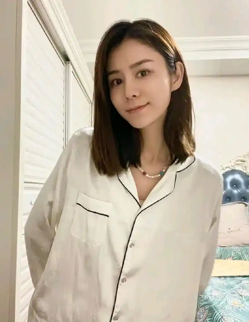 林峯妻子张馨月及女儿遭网友谩骂诅咒,张馨月公开回怼恶评