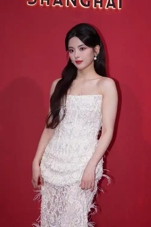 在看秀时更是与杨超越和胡连馨坐在一起,三位不同风格,不同年龄段的