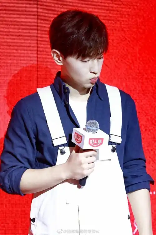 邓伦打工人造型#嘟嘟嘴就太过分了谁能忍得住?