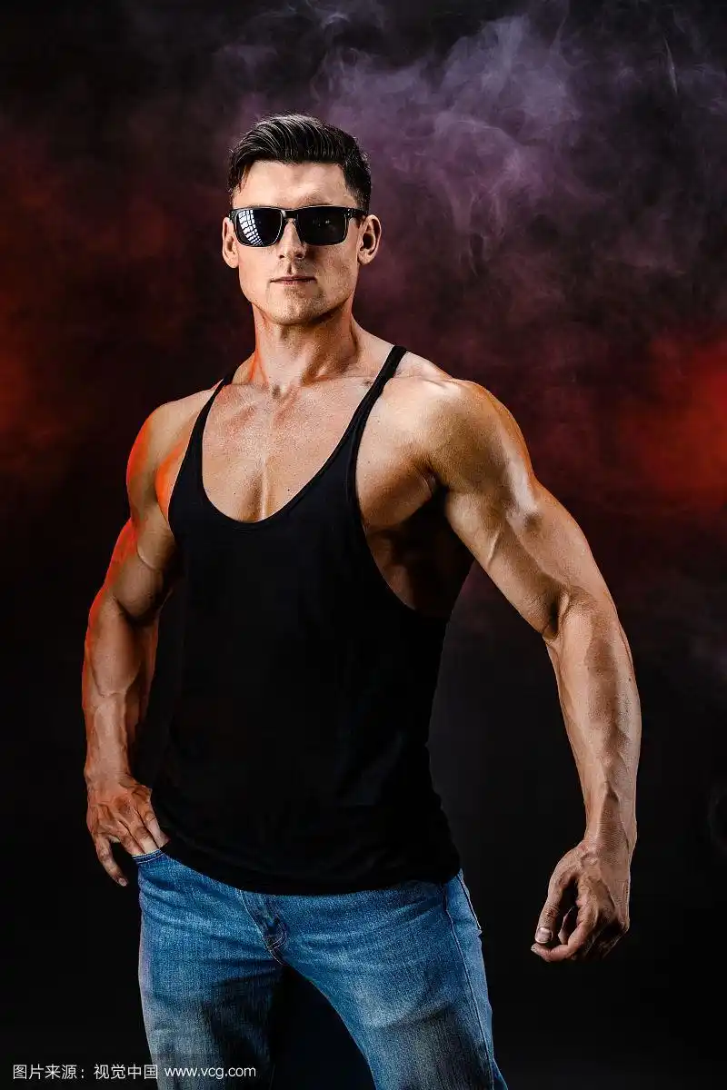 健美摆姿势漂亮的运动男子男性力量健身肌肉男子在衬衫