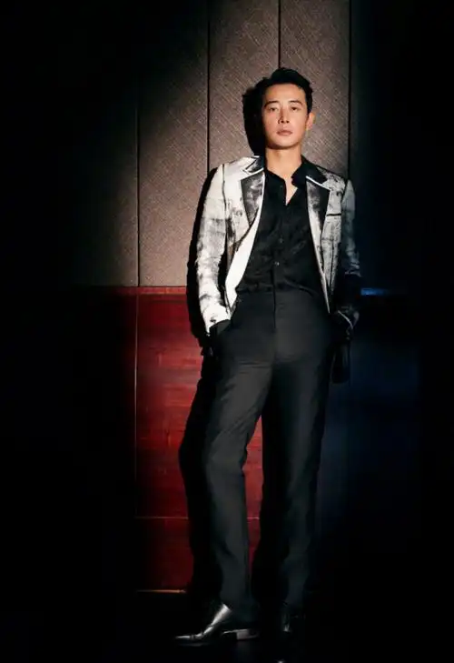 婚后的罗晋更有男人味了,"报纸西装"时尚且绅士,帅气有型