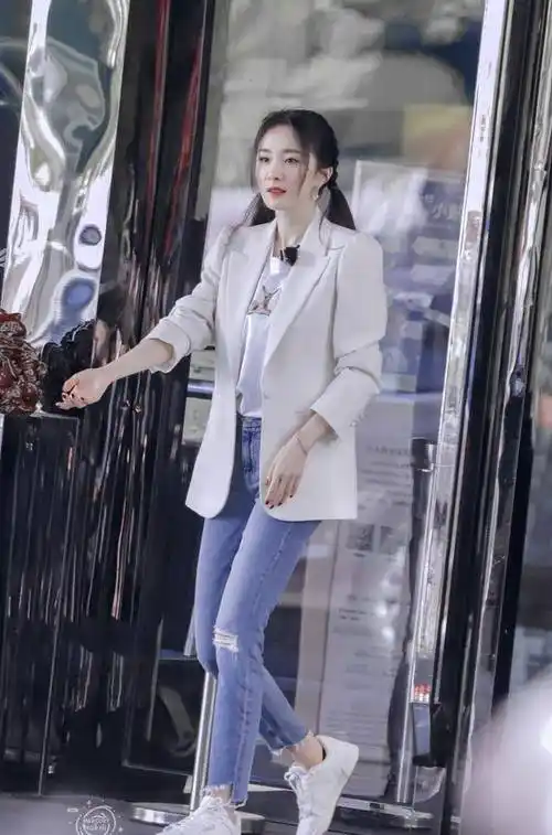 原创杨幂太时尚最新品牌宣传照大秀长腿蛮腰网友女神太好看啦