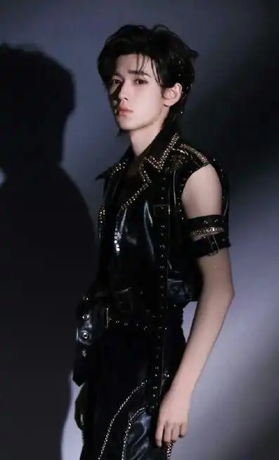 宋亚轩卷毛无袖再加金属臂环真的绝杀啊啊啊