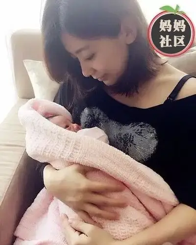 贾静雯剖腹产二胎女儿,重5斤