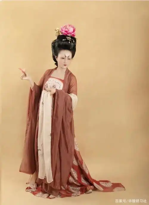 隋唐时期|袒胸裙