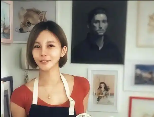 12年前,"宁坐宝马车哭,不坐单车笑"的马诺,如今34岁仍然单身