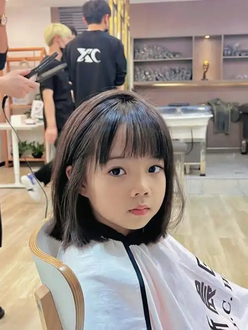 女童短发剪个头发像换了个女儿00