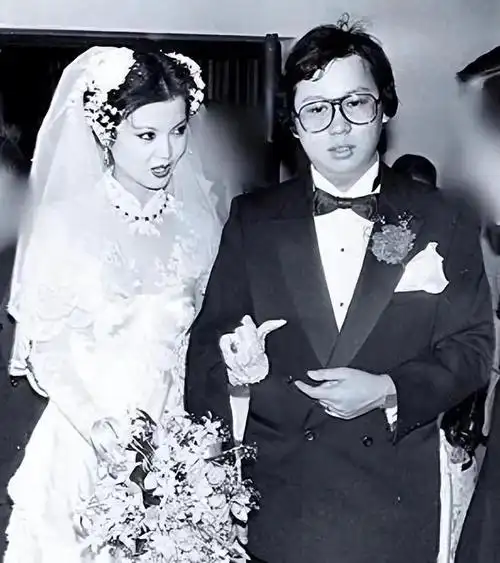 背后有这样一位父亲在撑腰,林建岳也是混得风生水起,招蜂引蝶.