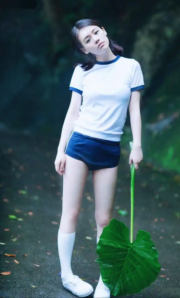 马思纯重返青春学生时代,穿运动热裤秀美大腿  #明星生图大赏