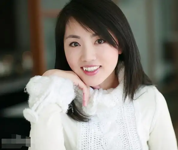 起初杨丹工作起来非常的艰难,光是背会各地的位置以及准确天气信息就