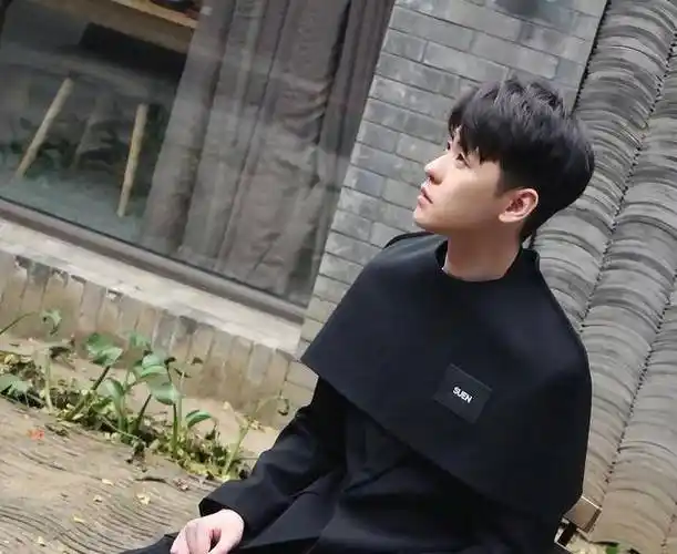 张云雷黑色西装,肩膀是"围嘴or理发围布"?