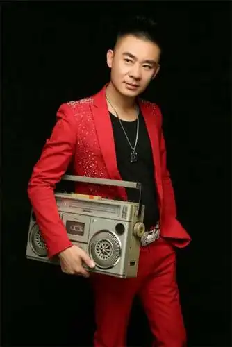 小东北新单曲《烈火岁月》发行 备受好评