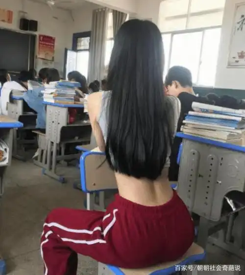 头发没有任何烫染与编织,只是柔柔地披在了身后,当然露腰小背心是绝对