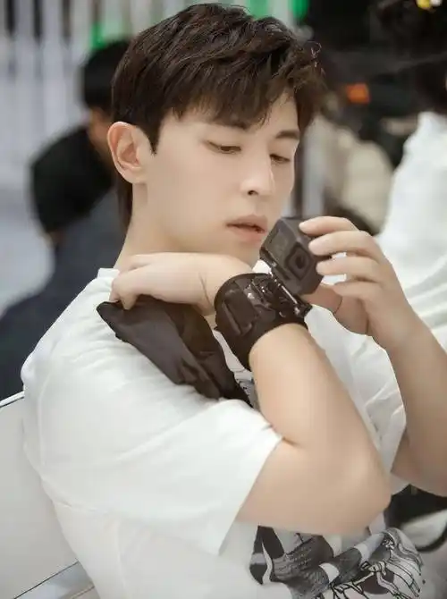 事实证明,"消失"两年半的邓伦,已经走上了一条不归路