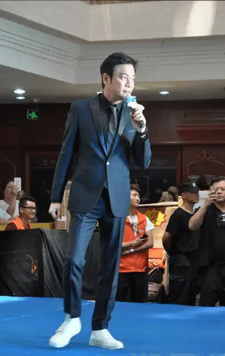 56岁罗嘉良全家近照: 依旧时尚有范, 小12岁的苏岩变邋遢大妈