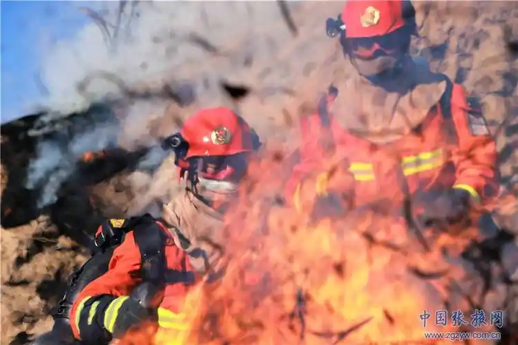 甘肃张掖防患未燃森林消防员年关灭火演练忙