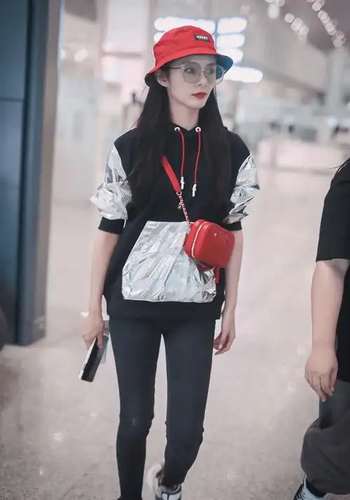 傅菁穿拼接卫衣搭配牛仔裤一副小清新的打扮非常亮眼