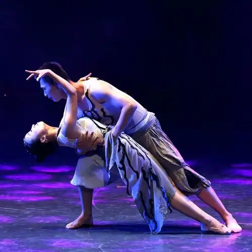 其中,翩翩起舞的双人舞《卷珠帘》就是本次赛场的一大亮点,舞姿忧美