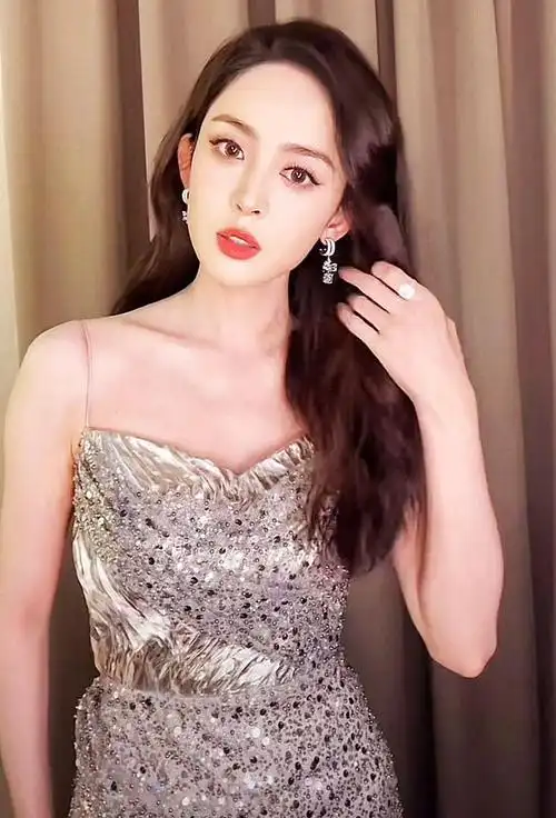 古力娜扎大秀手指舞,身材曼妙网红脸越来越严重,"长得真精致"|杨幂