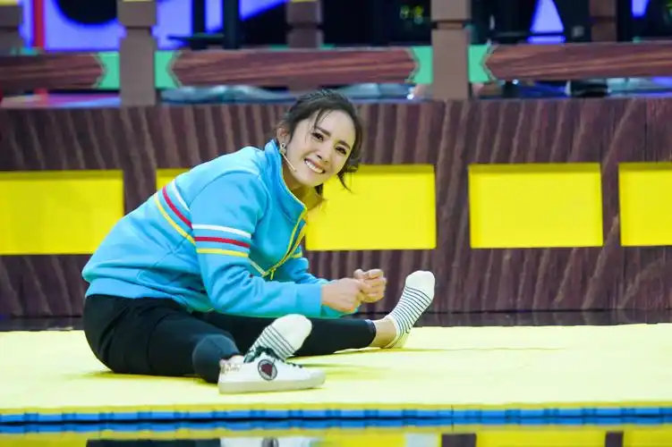 迪丽热巴,杨幂王牌对王牌同台柔韧度大比拼……_高清图集_新浪网