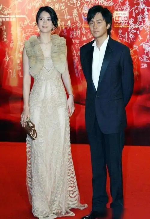 张智霖也太不会穿了身高比老婆袁咏仪高腿显得短了一大截