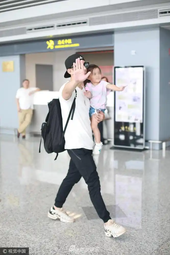 " 照片中的胡可身穿一袭淡裸色礼服裙,修身的剪裁凸显其曼妙的身材