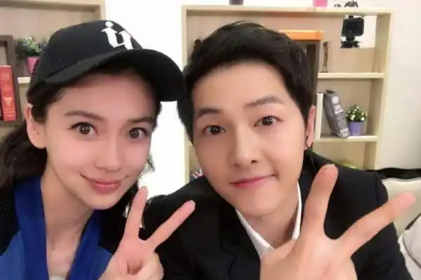 宋仲基angelababy有爱合影 肌肤美到让人嫉妒