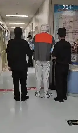 早在一年前,网络上就曾流传过吴亦凡身穿囚服现身医院,爆料者称当时的