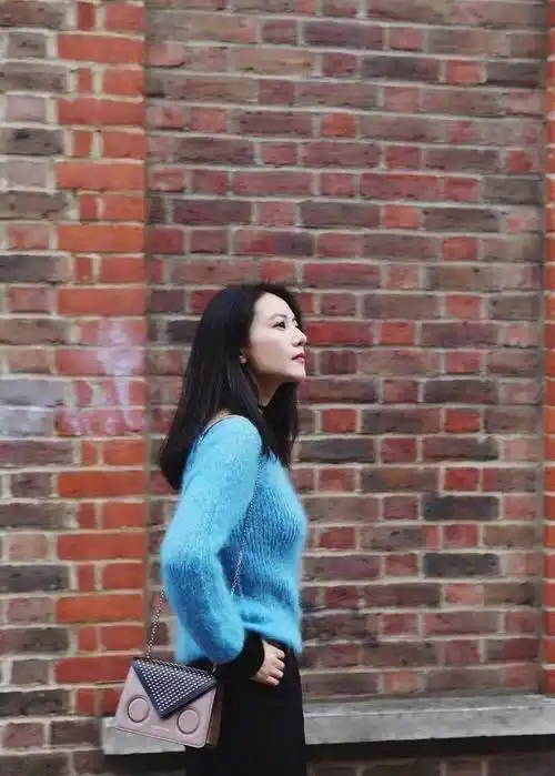 原创高圆圆出席活动表情僵硬不自然笑容都是硬挤乍一看真像贾静雯