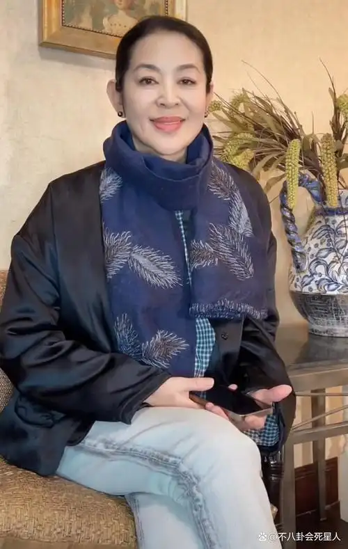 64岁倪萍近照,化精致浓妆注重打扮,变瘦了好多