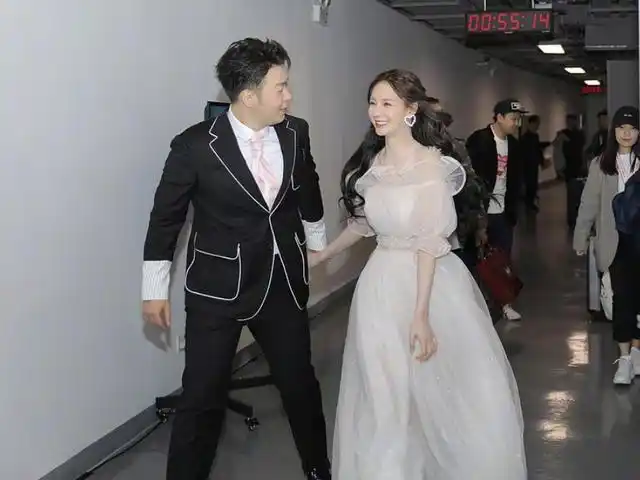 沈梦辰婚纱照美呆了!吊带羽毛裙像精灵仙子,杜海涛成跟班摄影师