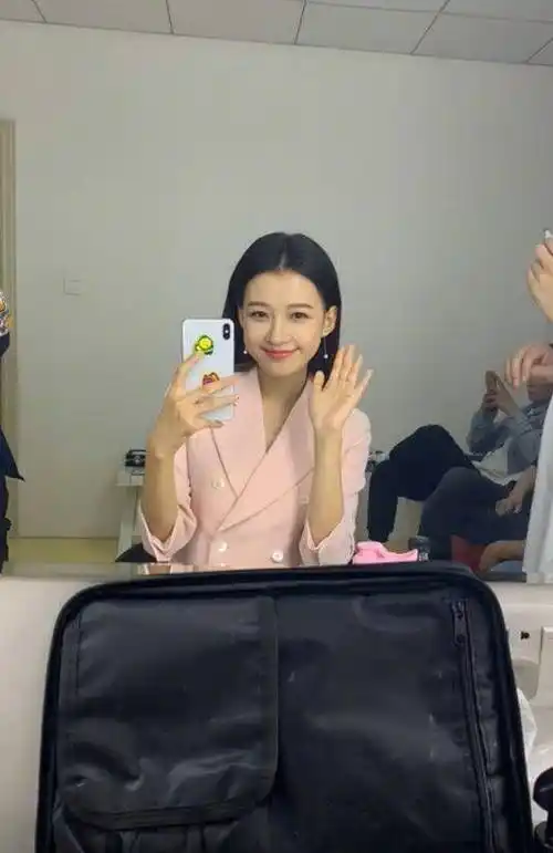 其实可以发现,如果像孙怡这个年龄的女星,一定会在事业上非常的拼