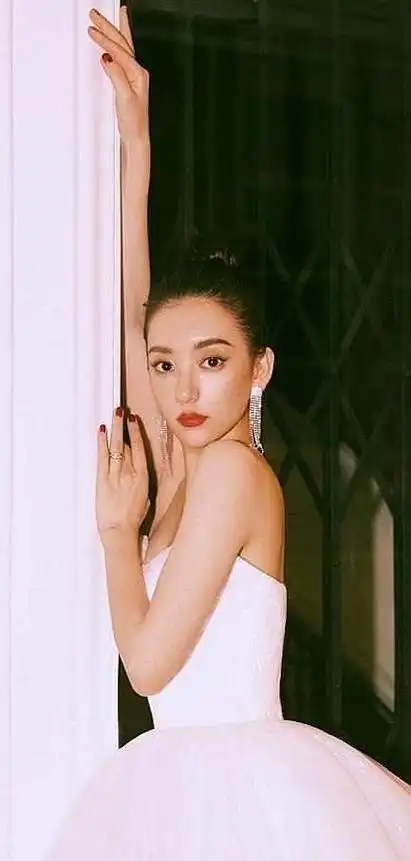 "天王嫂方媛性感穿搭:黑色内衣搭豹纹外套,展现新高度!