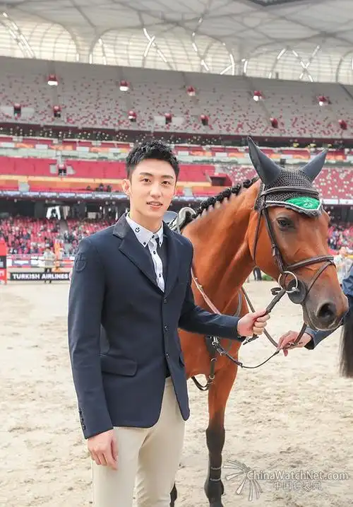 明星嘉宾黄景瑜身着骑士装,在赛场与马匹亲密互动