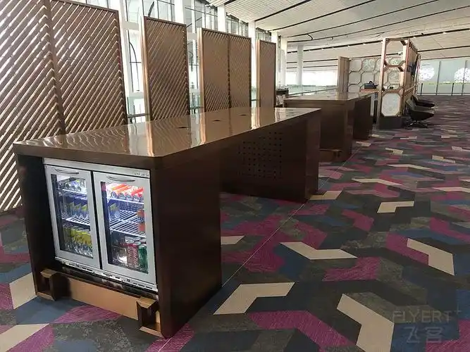 配备沙发,熟悉的地毯,整个区域装修风格与浦东机场a岛装修风格相似.