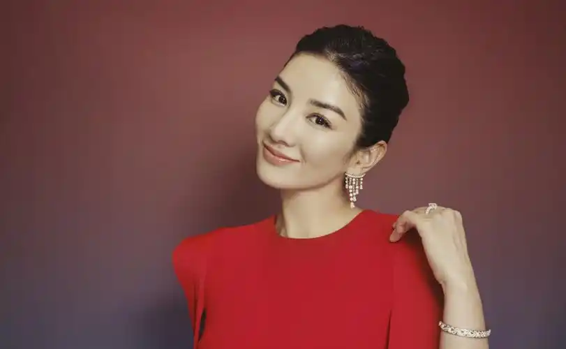 分享一组黄奕图片给大家,图中的明星图片壁纸会点缀你的电脑桌面,美化