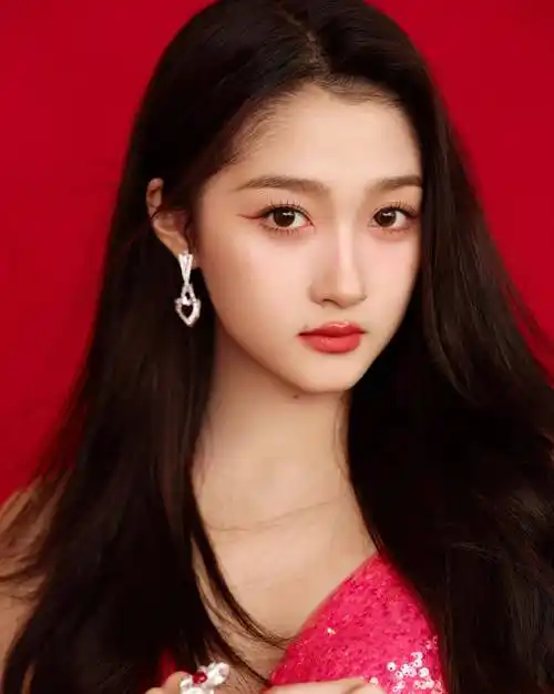 关晓彤身穿粉红色深v高级时装亮片长腿长裙,优雅时尚