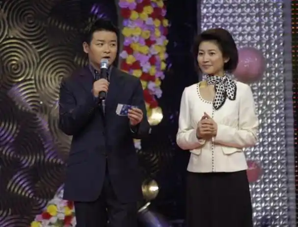 56岁王小丫:主持《开心辞典》13年,离婚又再婚,如今怎么样了?